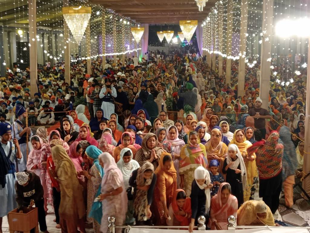Thousands of devotees from all over the district participated in the Mahan Kirtan Darbar on the first day itself